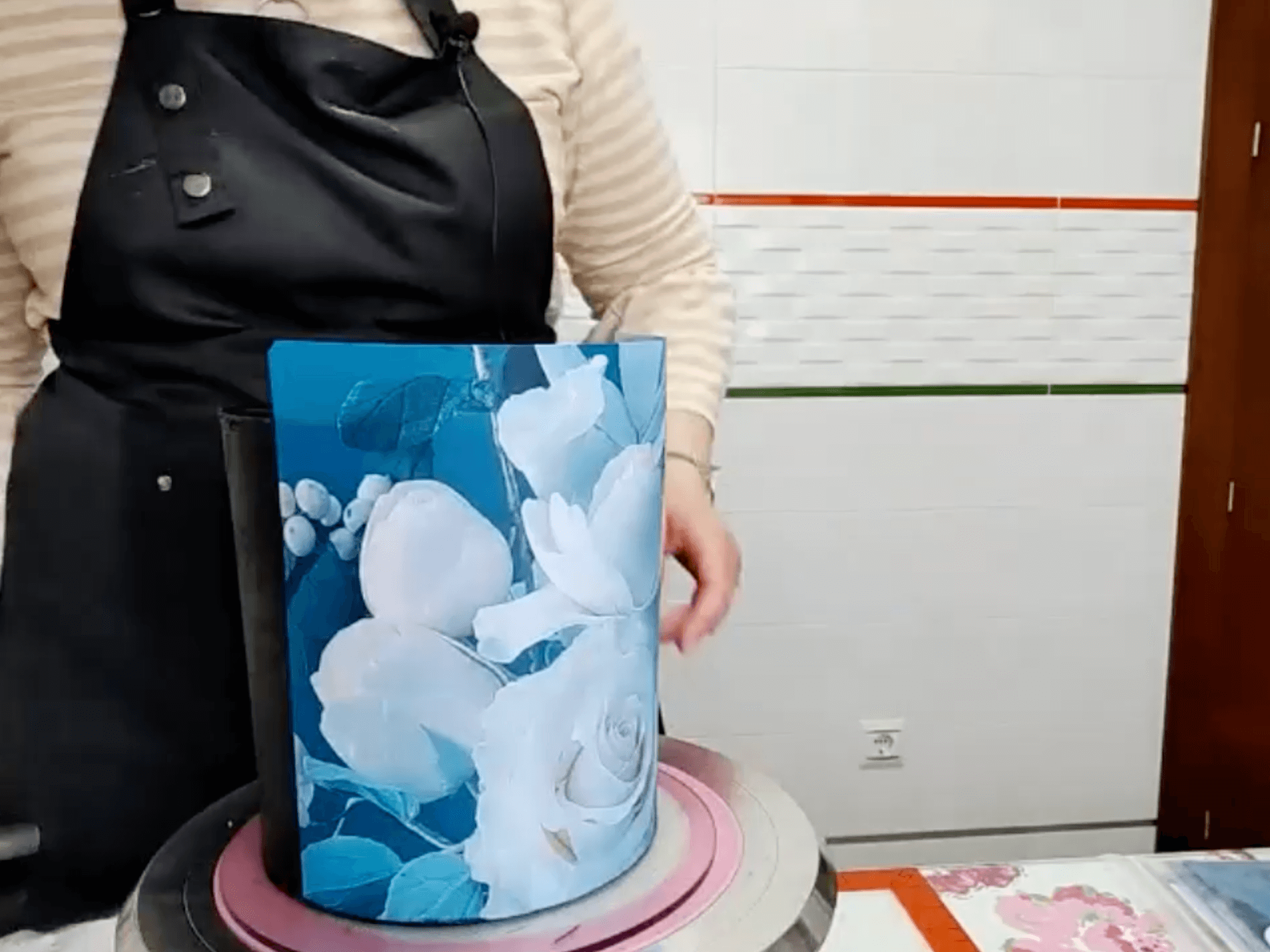 How to use Sugar Paper in cakes with various types of covering by @sweetsbyjoana.