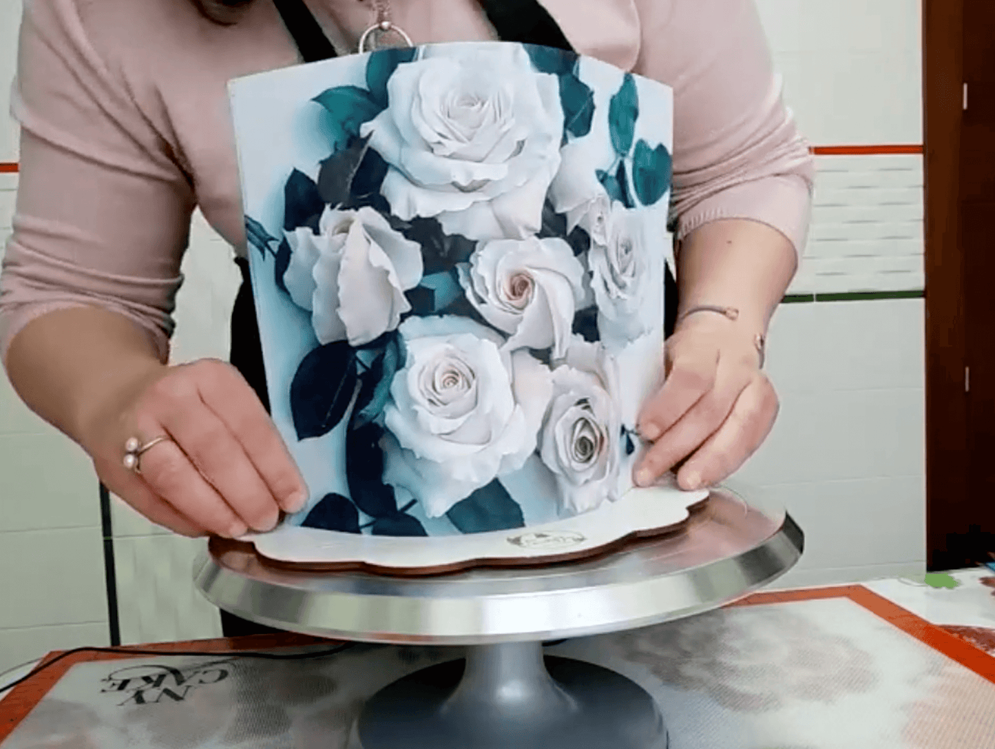 How to use Sugar Paper in cakes with various types of covering by @sweetsbyjoana.